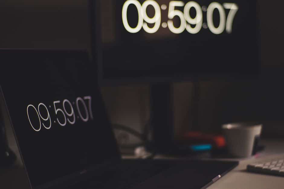 Two digital screens showing 09:59:07, emphasizing time tracking with technology.